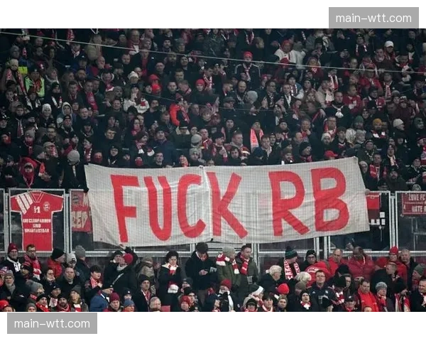 现场:拜仁球迷在万达大都会球场外展示巨型TIFO 现场:拜仁球迷在万达大都会球场外展示巨型TIFO