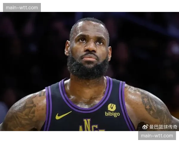 NBA赛场，勒布朗·詹姆斯常规赛总得分突破45000分，现场暂停致敬