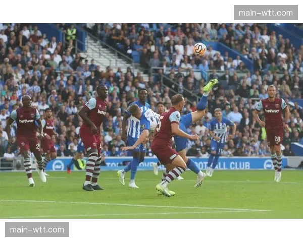 “压迫战术”进社区，英超俱乐部联合开展青少年“无球权时训练营”