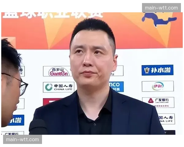 【2026年4月CBA联赛·人物·特写上海外援洛夫顿与主帅卢伟场边冲突,仅出战2分47秒 【2026年4月CBA联赛·人物·特写上海外援洛夫顿与主帅卢伟场边冲突,仅出战2分47秒